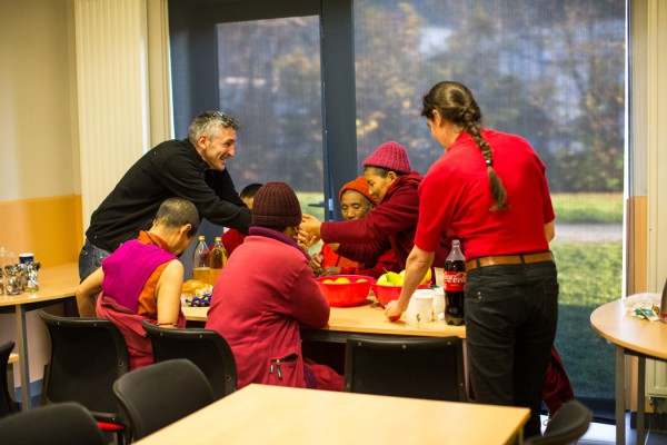 Gilles Charensol accueille les nonnes du Zanskar et Caroline Riegel